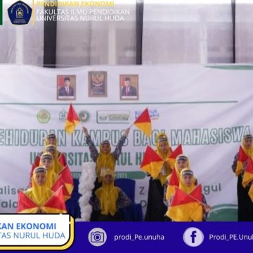 Penampilan Maba Pendidikan Ekonomi di kegiatan PKKMB Universitas Nurul Huda